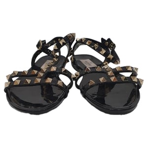 Valentino Garavani Rockstud T-Riemen Flache Sandalen aus schwarzem Gummi
