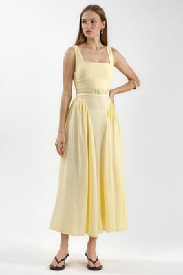 Kleid mit quadratischem Kragen und Taillengürtel in Midi-Länge