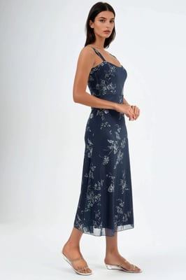 Blumiges Midikleid mit Herzkragen