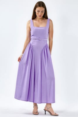 Kleid mit quadratischem Ausschnitt und Gürtel in Midi-Länge