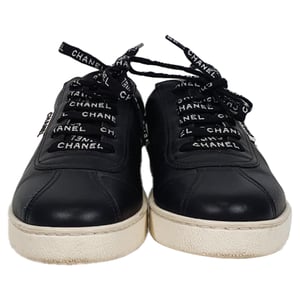 Chanel CC Zugschlaufe Low-Top Sneakers aus schwarzem Leder