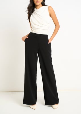 Schwarze taillierte Hose mit weitem Bein