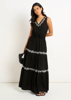 Schwarzes Maxikleid mit Blumenstickerei und Stufenrock
