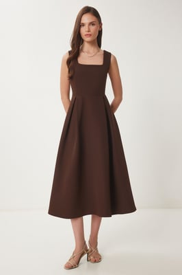 Kleid in A-Form mit Quadratkragen und Reißverschlussverschluss