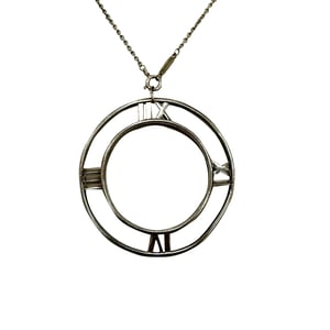 Tiffany & Co. Atlas Rundes Anhänger-Halskette mit römischen Ziffern aus Sterlingsilber