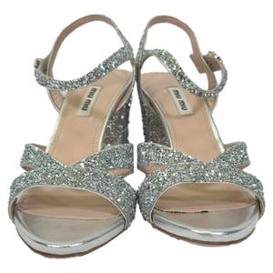 Miu Miu mit Kristallen verzierte Ledersandalen in silbernem Glitzer