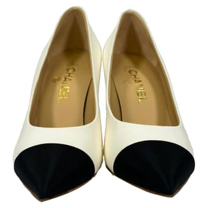 Chanel CC Spitz-Zeh-Pumps aus weißem Leder