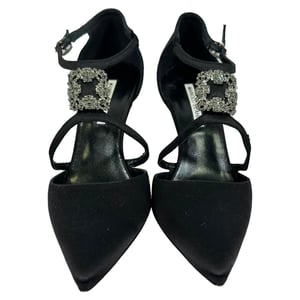 Manolo Blahnik Seneca mit Kristallen verzierte Pumps aus schwarzem Satin