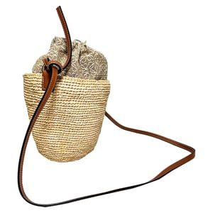Loewe Pochette Bucket Bag aus tanfarbener Raffia