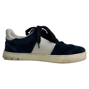 Valentino Garavani Flycrew Low-Top-Sneaker aus marineblauem Wildleder