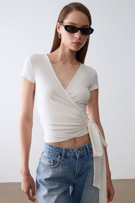 Crop-Wrap-Bluse mit Bindungsdetail