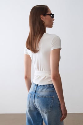 Crop-Wrap-Bluse mit Bindungsdetail
