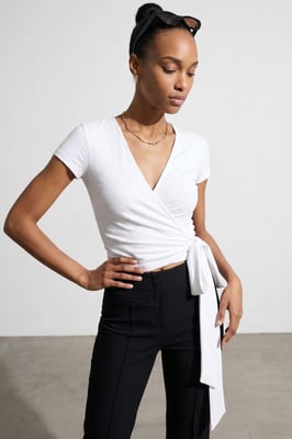 Crop-Wrap-Bluse mit Bindegürtel