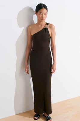 Asymmetrisches Maxikleid mit einem Ärmel
