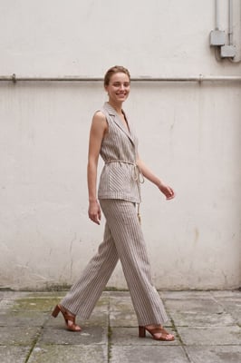 Gestreiftes ärmelloses Weste und weit geschnittene Hose Set