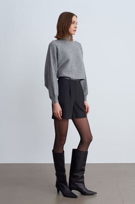 Hochtaillierte, bundelastische, weitgeschnittene Tailor-Shorts