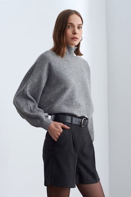 Hochtaillierte, bundelastische, weitgeschnittene Tailor-Shorts