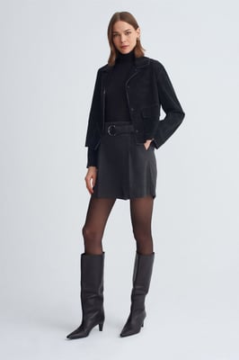 Hochtaillierte, bundelastische, weitgeschnittene Tailor-Shorts