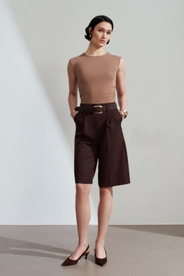 Hochtaillierte, bundelastische, weitgeschnittene Tailor-Shorts