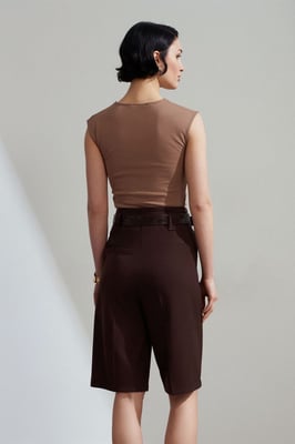 Hochtaillierte, bundelastische, weitgeschnittene Tailor-Shorts