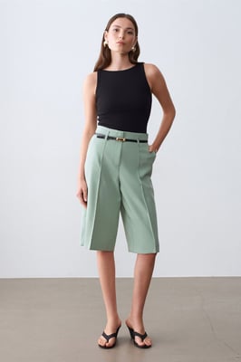 Hochtaillierte weit geschnittene Crepe-Shorts mit Gürtel