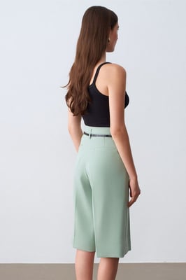 Hochtaillierte weit geschnittene Crepe-Shorts mit Gürtel
