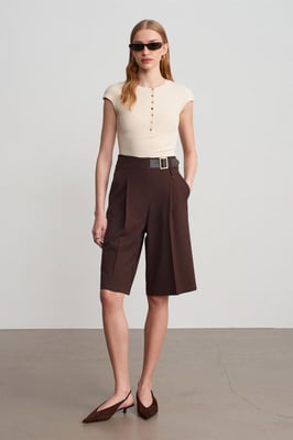 Hochtaillierte, weit geschnittene, maßgeschneiderte Shorts mit Gürtel