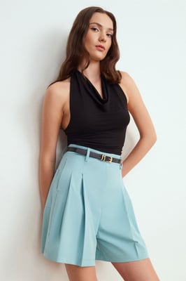 Hoch taillierte weite Shorts