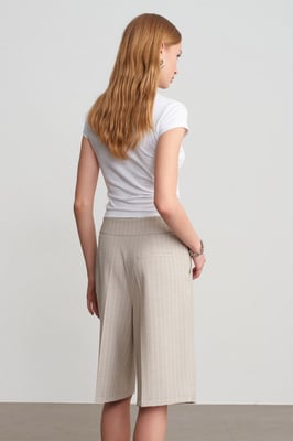 Hochtaillierte gestreifte maßgeschneiderte Shorts mit Gürtel