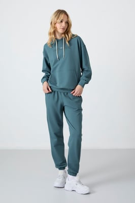 Übergroßer Kapuzenpullover- und Hosenanzug