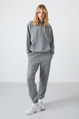 Übergroßer Kapuzenpullover- und Hosenanzug