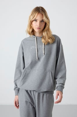 Übergroßer Kapuzenpullover- und Hosenanzug