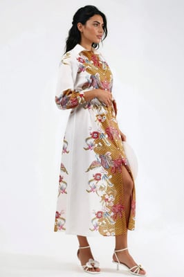 Blumenkleid mit Gürtel in Midi-Länge