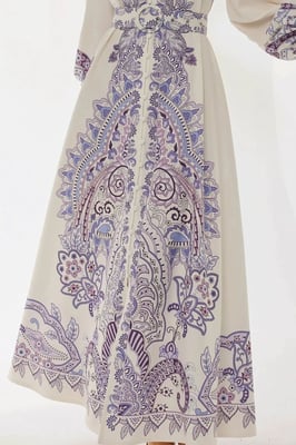 Bedrucktes Maxikleid mit langen Ärmeln und Gürtel