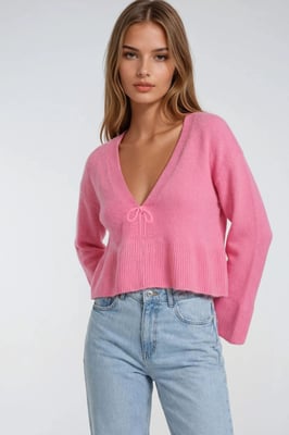 Knitpullover mit tiefem, detailliertem V-Ausschnitt und Rüschen