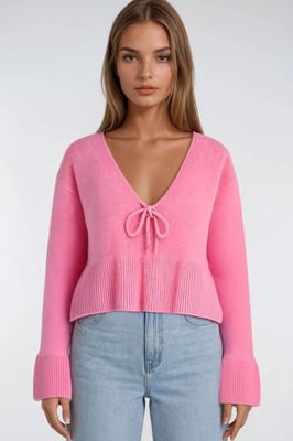 Knitpullover mit tiefem, detailliertem V-Ausschnitt und Rüschen
