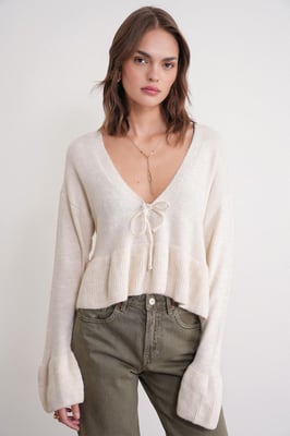 Knitpullover mit tiefem, detailliertem V-Ausschnitt und Rüschen