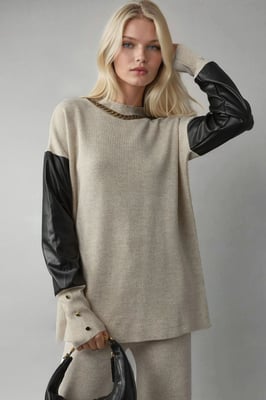 Sweater mit Kunstlederdetails