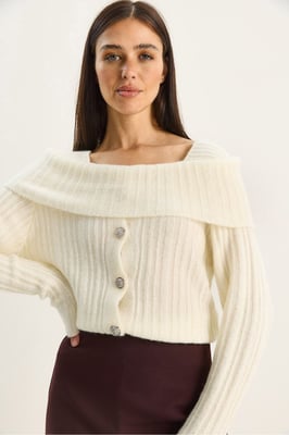 Strickpullover mit Madonna-Kragen und Knöpfen