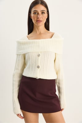 Strickpullover mit Madonna-Kragen und Knöpfen
