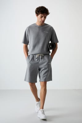 Übergroßes T-Shirt mit kurzen Ärmeln und Shorts-Set