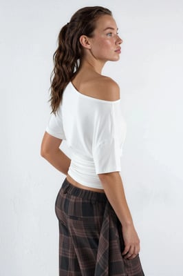 Asymmetrisches Halsweiches Viskose-Stricktop