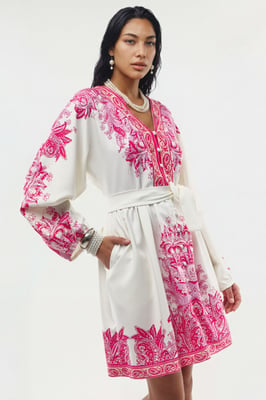 Kleid mit Gürtel und V-Ausschnitt im Paisleymuster