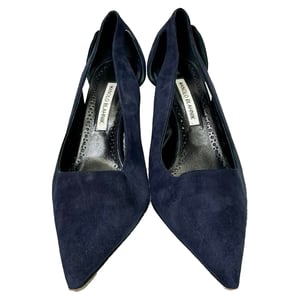 Manolo Blahnik Cut-Out Spitzen-Toe-Stiletto aus dunkelblauem Wildleder