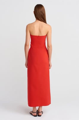 Trägerloses, tailliertes Midikleid mit Schlitz