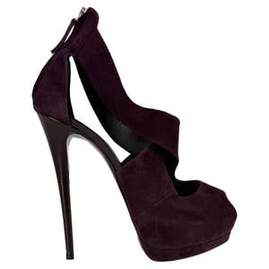 Giuseppe Zanotti Plateau-Pumps mit gekreuzten Riemen aus burgunderrotem Wildleder