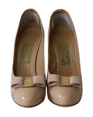 Salvatore Ferragamo Vara Bow Plateau-Pumps aus nudefarbenem Lackleder