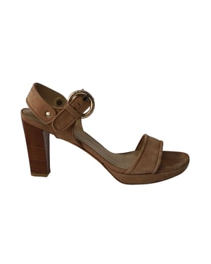 Stuart Weitzman Offene Zehen Riemchen Blocksandalen aus braunem Wildleder