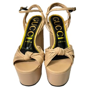 Gucci Crawford Knot Plateau-Pumps aus nudefarbenem Leder