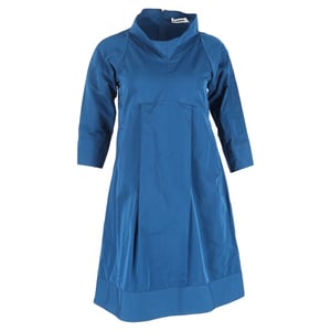Jil Sander Kleid mit Stehkragen, 3/4-Ärmeln und knielanger Passform aus marineblauer Baumwolle